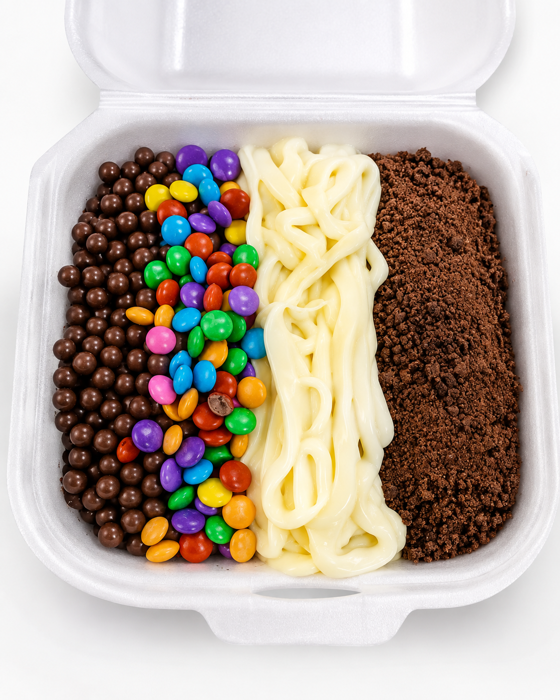 Sobremesa na caixa com confetes, bolinhas de chocolate, creme branco e farofa de chocolate